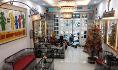 Ngôi nhà có nội thất làm từ 10.000 chai thủy tinh, nắp nhựa
