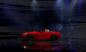 Tương lai hướng về điện hóa, ngành ôtô sẵn sàng cho những 'ngôi sao' xe điện