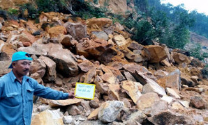 Mưa lớn gây sạt lở 1.000 m3 đất đá, chia cắt tuyến đường Nha Trang - Đà Lạt