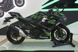 Ngắm xe mô tô Kawasaki Ninja 400 ABS 2019 với 2 bộ tem đặc biệt