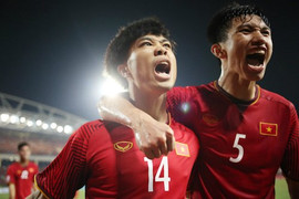 Mẹ Công Phượng vỗ béo đàn gà để chiêu đãi con trai sau AFF Cup