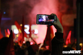 'Vui quá đà' ăn mừng bằng pháo sáng, nhiều thanh niên bị cảnh sát cho lên xe về trụ sở