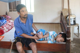 Nước mắt người phụ nữ nghèo tuyệt vọng nhìn chồng con đau đớn trong bệnh tật