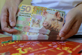 Săn lùng tiền lì xì in hình linh vật con heo phục vụ Tết