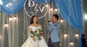 Tiến Đạt đọc rap tự sáng tác tặng vợ trong lễ cưới ở Sài Gòn