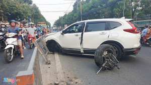 Tông dải phân cách, Honda CR-V rớt bánh