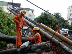 Thợ điện Thủ đô căng mình khôi phục lưới điện sau bão số 1