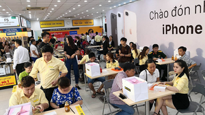 Cứ bàn tán iPhone X nữa đi, nhưng người ta vẫn ùn ùn mua iPhone 8 sáng nay