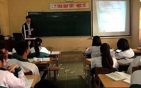 Thiết bị chiếu phiếu học tập giá rẻ của thầy giáo trẻ