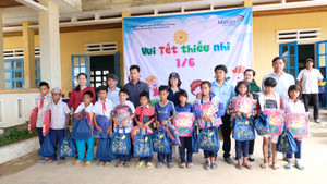 Vui Tết thiếu nhi cùng trẻ em vùng cao