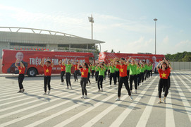 Xúc xích Đức Việt chơi lớn cổ vũ bóng đá Việt Nam tại chảo lửa Mỹ Đình