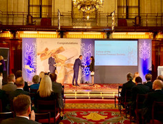 Chuyên viên tư vấn tài chính gốc Việt đạt cấp bậc cao nhất của Hiệp hội tài chính cá nhân Anh