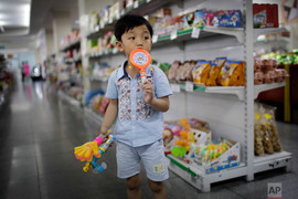 Ảnh: Có gì bên trong cửa hàng tạp hóa ở thủ đô của Triều Tiên?