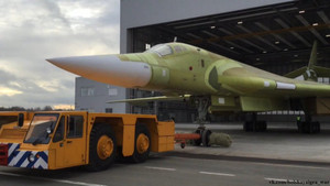 Ảnh, video: Cận cảnh siêu máy bay ‘Thiên nga trắng’ Tu-160M2 ra khỏi nhà máy