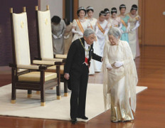 Bài thơ về Việt Nam gây xúc động của Nhật hoàng Akihito