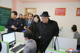 Ảnh: Ông Kim Jong-un thăm trường cao đẳng hiện đại ở Bình Nhưỡng