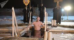 Video: Ông Putin cởi trần lội xuống hồ giữa mùa đông lạnh giá