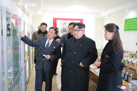 Ảnh: Ông Kim Jong-un và vợ thăm nhà máy dược lâu đời nhất Triều Tiên