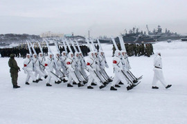 Ảnh: Quân nhân Nga đạp tuyết luyện tập diễu binh