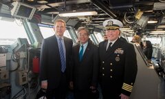 Đại sứ Phạm Quang Vinh thăm tàu sân bay USS George H.W. Bush