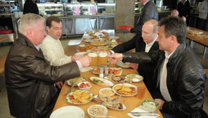 Tổng thống Putin: Thủ tướng Đức Angela Merkel thỉnh thoảng gửi bia cho tôi