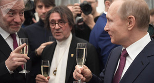 Video: Ông Putin khéo léo ‘bắt cóc’ ly rượu trong tay nhạc trưởng nổi tiếng