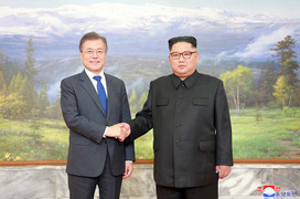 Truyền thông Triều Tiên hé lộ nội dung cuộc hội đàm bất ngờ của ông Kim Jong-un và ông Moon Jae-in
