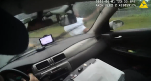 Đâm nghi phạm bằng xe tuần tra, cảnh sát bị đuổi việc