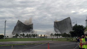 Tháp làm mát của nhà máy điện cao hơn 150 mét bị giật sập trong tích tắc