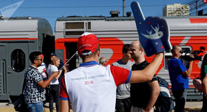 Cổ động viên Anh say rượu quậy phá trên tàu hỏa ở Nga