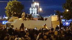 Video: Xem pháo hoa dịp World Cup, hàng chục người quá khích làm chiếc xe tải bẹp dúm