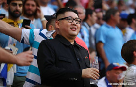 Bản sao ông Kim Jong-un xuất hiện trong trận Uruguay vs Nga gây bão cả khán đài