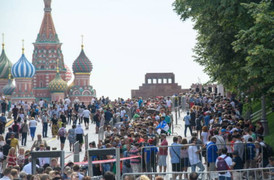 Tại sao hàng ngàn CĐV nước ngoài xếp hàng dài chờ viếng lăng Lenin?