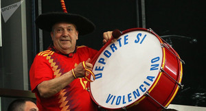 Fan Tây Ban Nha được phép mang trống cỡ lớn vào trận đấu với Nga