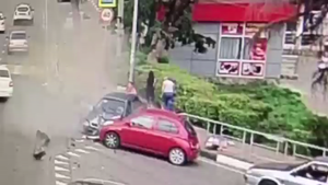 Video: Tài xế ngủ gật lao xe lên vỉa hè, húc văng nhiều người đi bộ