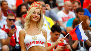 FIFA muốn bớt cảnh quay nữ CĐV nóng bỏng, nghị sỹ Nga phản đối gay gắt