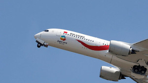 Hút thuốc lá khiến máy bay rơi tự do gần 7.000 m, cơ phó bị đuổi việc