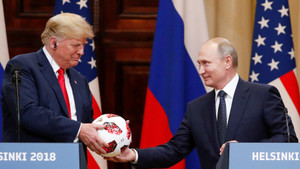 Trong quả bóng ông Putin tặng ông Trump tại Helsinki có con chip truyền dữ liệu