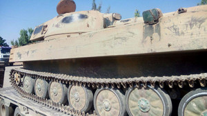 Phiến quân tại Syria giao nộp nhiều xe tăng và pháo các loại