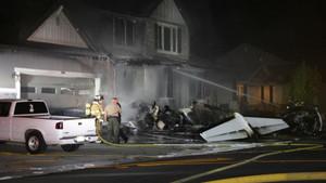 Vừa được bảo lãnh khỏi trại giam, người đàn ông lao máy bay vào nhà mình