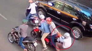 Giả danh cảnh sát, cướp tài sản của 3 người nước ngoài