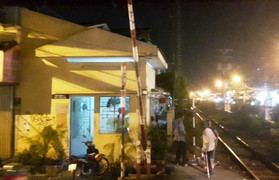 Nam thanh niên lao vào chốt trực tàu hỏa cố thủ đòi tự sát