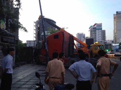 Xe container đâm sập nhà dân, bốc khói nghi ngút