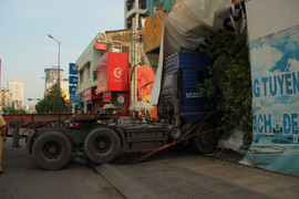 Container húc văng dải phân cách, lao vào nhà dân