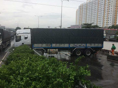 Xe tải chắn ngang đường, cầu Bình Phước tê liệt hơn 4 tiếng