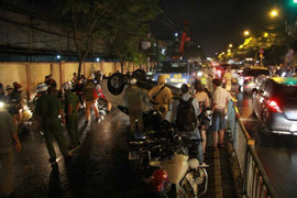 Ô tô lật ngửa giữa phố Sài Gòn, nữ tài xế đạp cửa thoát thân