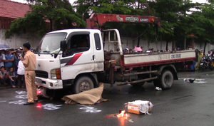 Trượt ngã dưới trời mưa, 2 cô gái chết thảm dưới gầm xe tải