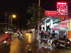 Cô gái bị tên cướp giật túi ngã xuống đường, chấn thương sọ não