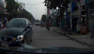 Công an truy tìm tài xế xe Lexus chạy ngược chiều giữa phố Sài Gòn