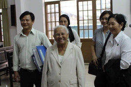 Bà lão 74 tuổi thắng kiện UBND quận: Thi hành thế nào sau bản án?